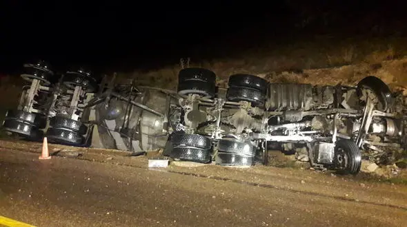 قاچاقچی سوخت در خودرویش جزغاله شد / تصادف هولناک با کامیون پر از هندوانه