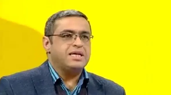 فیلم / دکتر عزیزی: وقتی زن میگه دست نزن به من یعنی دست بزن ... جیغ بزنه دست نزن یعنی بغلم کن.../ چندشم میشه یعنی بیشتر بغلم کن ... پس ....