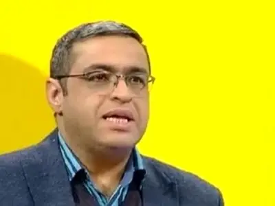 فیلم / دکتر عزیزی: وقتی زن میگه دست نزن به من یعنی دست بزن ... جیغ بزنه دست نزن یعنی بغلم کن.../ چندشم میشه یعنی بیشتر بغلم کن ... پس ....