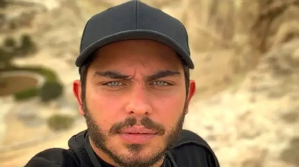 آواز شاد؛ ارسلان قاسمی با مو تراشیده سامورایی با آهنگ تو شهر غریبی رقص دیشلمه ای کرد