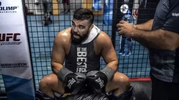 روز و ساعت مبارزه امیر علی‌اکبری با «تانک داغستان» در قفس مسکو!