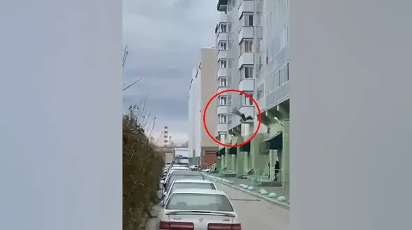 فیلم لحظه سقوط وحشتناک دختر روس از طبقه دهم !