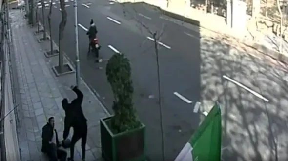 فیلم لحظه هولناک زورگیری از خبرنگار جوان مقابل مجتمع قضایی خیابان بهشت