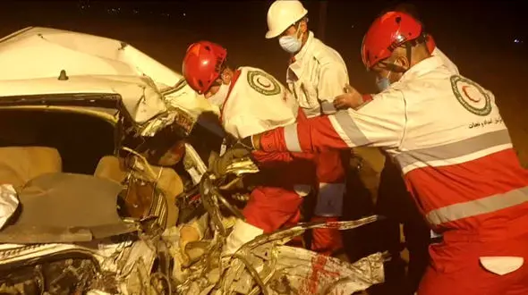 تصادف شدید خودروی پراید و کامیون بنز در محور ازنا به اراک