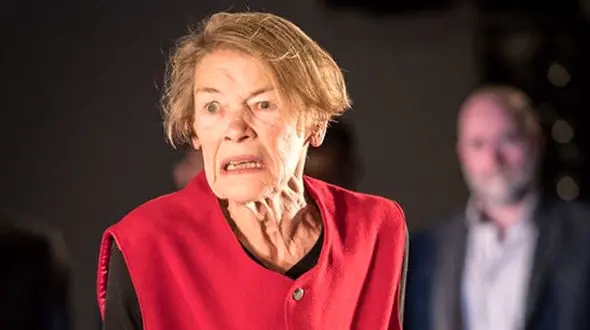 سیاستمدار انگلیسی با سه زن بلندبالا به صحنه تئاتر برمی‌گردد