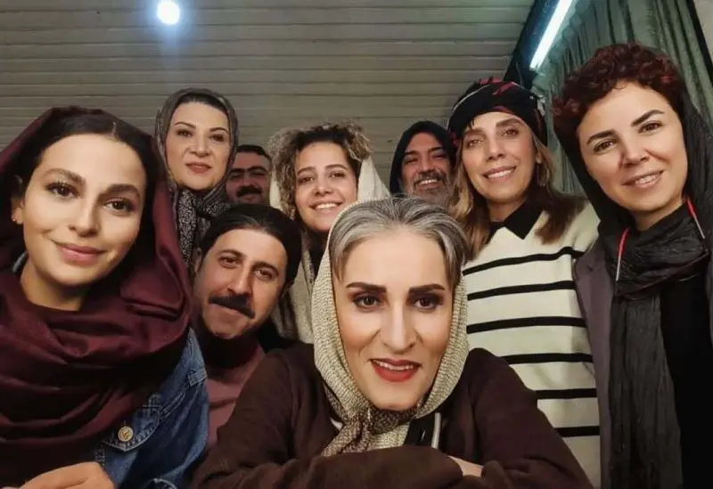 سفر در زمان/ عکس بامزه بهروز «پایتخت» کنار زن دایی هایش ببینید چطور خودش را در کادر جا داده!