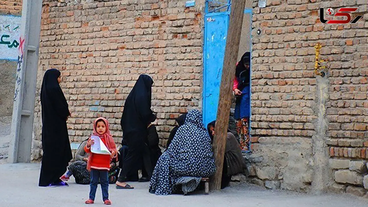 فاضلاب انسانی جاری در کوچه های یک محله حاشیه نشین / زنان  بیشتر از مردان رنج می برند / نبود آب سالم و بهداشت، کودکان را درگیر بیماری پوستی می کند + فیلم