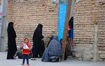 فاضلاب انسانی جاری در کوچه های یک محله حاشیه نشین / زنان  بیشتر از مردان رنج می برند / نبود آب سالم و بهداشت، کودکان را درگیر بیماری پوستی می کند + فیلم