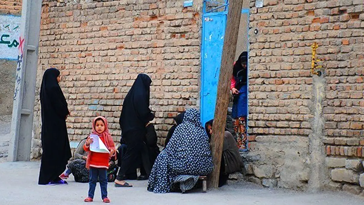 فاضلاب انسانی جاری در کوچه های یک محله حاشیه نشین / زنان بیشتر از مردان رنج می برند / نبود آب سالم و بهداشت، کودکان را درگیر بیماری پوستی می کند