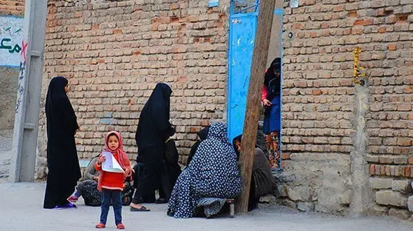 فاضلاب انسانی جاری در کوچه های یک محله حاشیه نشین / زنان  بیشتر از مردان رنج می برند / نبود آب سالم و بهداشت، کودکان را درگیر بیماری پوستی می کند + فیلم