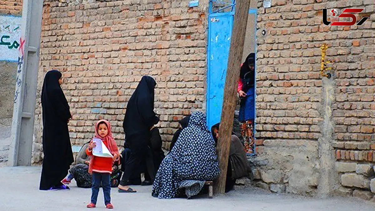 فاضلاب انسانی جاری در کوچه های یک محله حاشیه نشین / زنان  بیشتر از مردان رنج می برند / نبود آب سالم و بهداشت، کودکان را درگیر بیماری پوستی می کند + فیلم