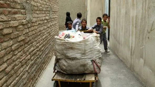 نگاه کودکان کار ایرانی و افغانستانی به جنگ، صلح و طالبان + فیلم