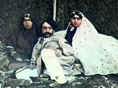 نگار خانم، بانوی نوازنده مخصوص ناصرالدین شاه با لباس گلدار زیبا و کلاهی عجیب/ جلیقه پوست ماری تنشه؟