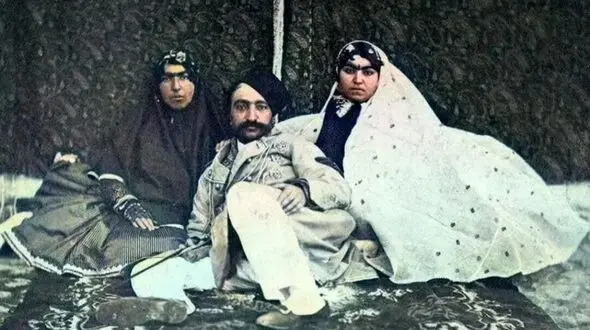 نگار خانم، بانوی نوازنده مخصوص ناصرالدین شاه با لباس گلدار زیبا و کلاهی عجیب/ جلیقه پوست ماری تنشه؟