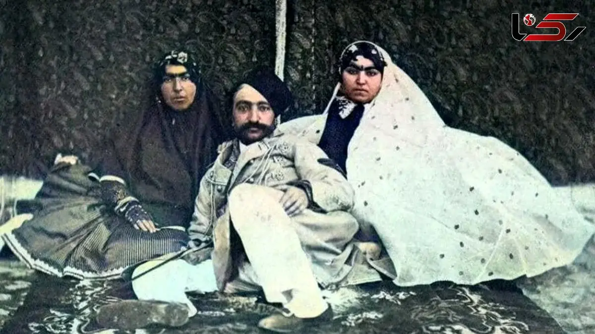 نگار خانم، بانوی نوازنده مخصوص ناصرالدین شاه با لباس گلدار زیبا و کلاهی عجیب/ جلیقه پوست ماری تنشه؟