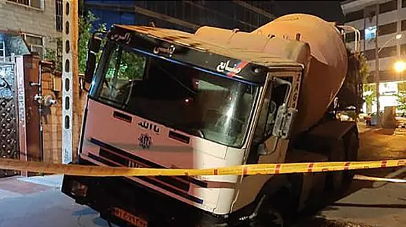 خیابان سهروردی تهران کامیون را بلعید + عکس ها 