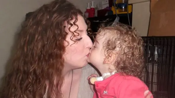 اولین دختری که با چهره آدم فضایی ها به دنیا آمد !