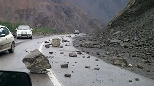 ریزش وحشتناک کوه در جاده شمالی / در گلستان رخ داد