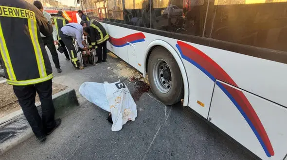 6 عکس از تصادف مرگبار اتوبوس درون شهری با موتور در قم