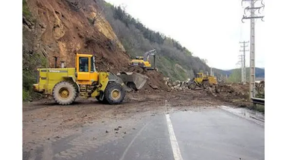 جاده اردبیل - آستارا بر اثر رانش زمین بسته شد/ تلاش پنج گروه راهداری برای بازگشایی راه