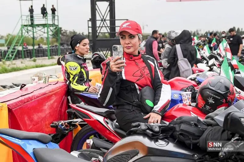  رژه موتوری خودرویی بانوان در پیست آزادی