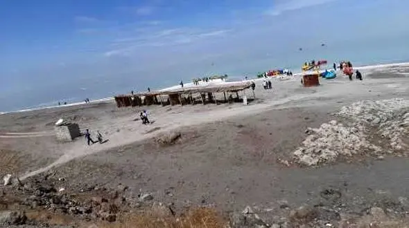 بحران محیط زیستی در ساحل دریاچه ارومیه / مسئولان احیا نمی کنند؛ مردم زباله می ریزند! + عکس