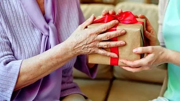 هدیه فرزندان و نوه ها برای مادرها و مادربزرگ ها در روز مادر + فیلم
