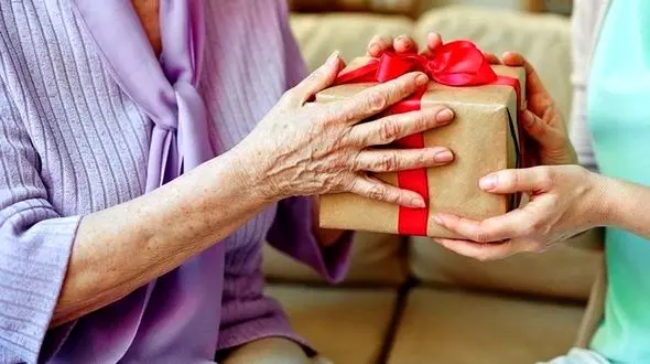 هدیه فرزندان و نوه ها برای مادرها و مادربزرگ ها در روز مادر + فیلم