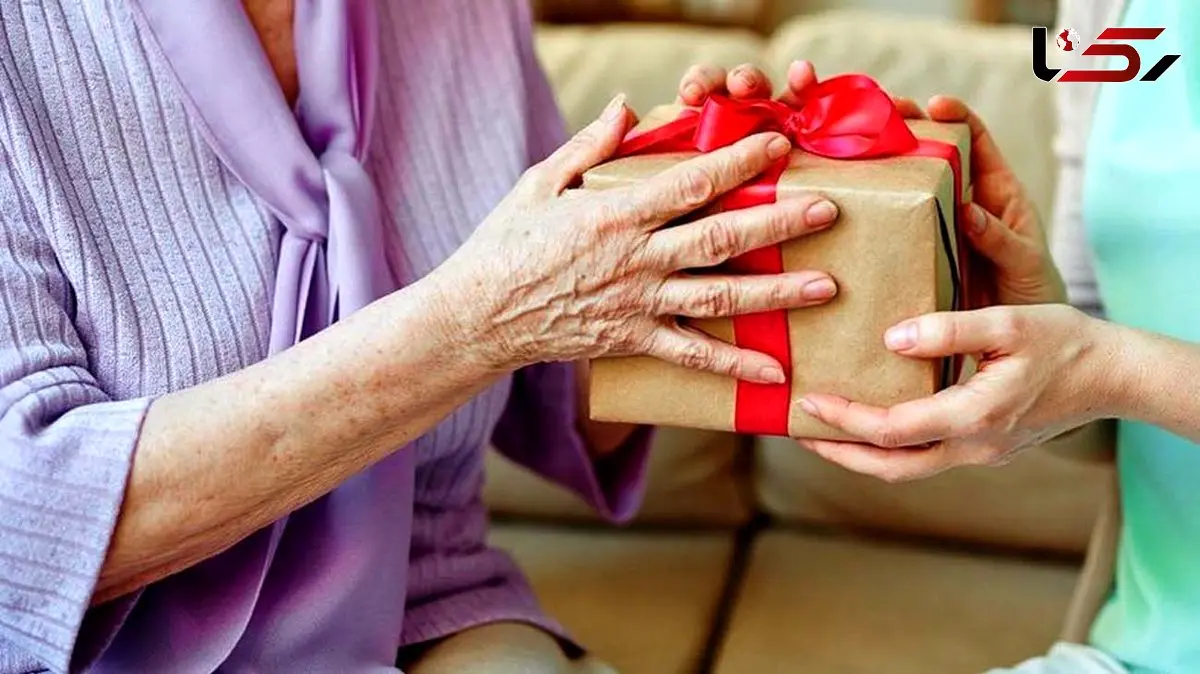 هدیه فرزندان و نوه ها برای مادرها و مادربزرگ ها در روز مادر + فیلم