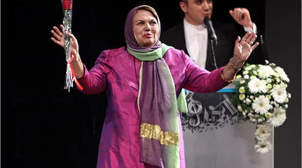 خواننده زن ایرانی روی صحنه می رود