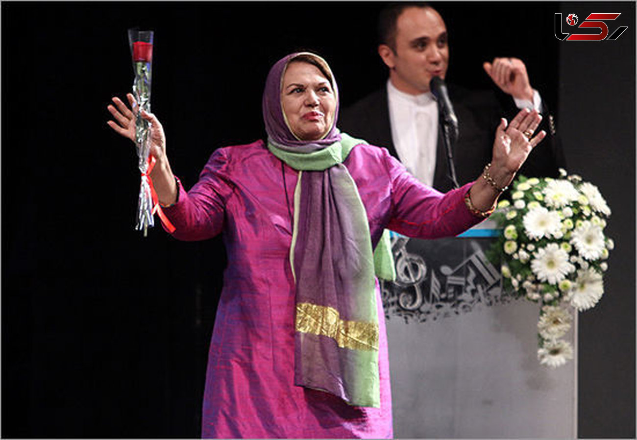 خواننده زن ایرانی روی صحنه می رود