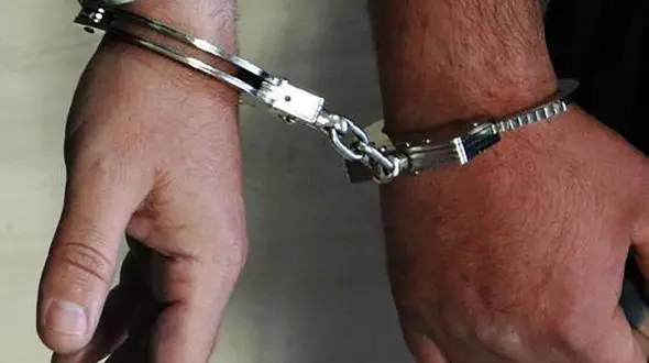 قاپ زن گلوبندک در کلانتری بازار گرفتار شد