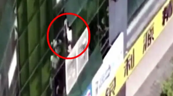 لحظه سقوط کودک ۷ ساله از طبقه چهارم  + فیلم و عکس