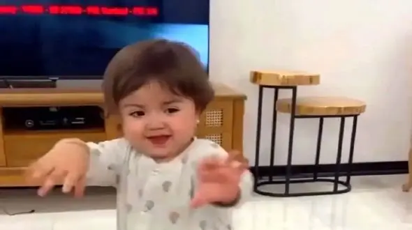 فیلم آواز شاد / دختربچه فندق خودش آهنگ گذاشت اطوار قری اومد میخوای گازش بگیری فنچ لپ لپی رو !