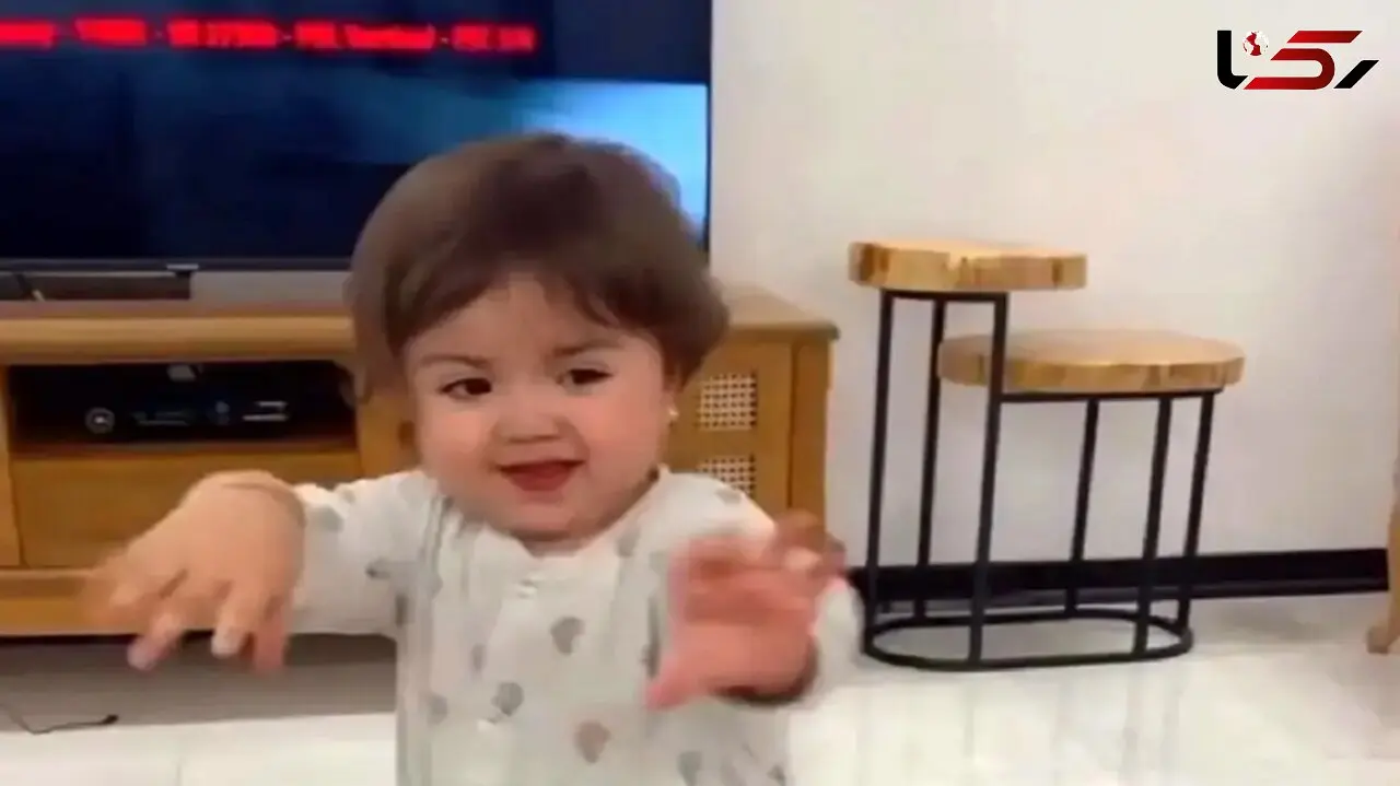 فیلم آواز شاد / دختربچه فندق خودش آهنگ گذاشت اطوار قری اومد میخوای گازش بگیری فنچ لپ لپی رو !
