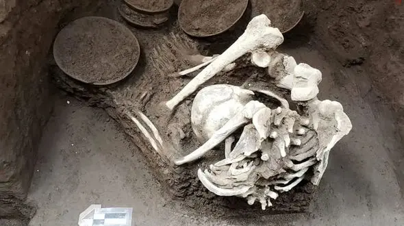 کشف روستا با مجسمه‌های عجیب + عکس