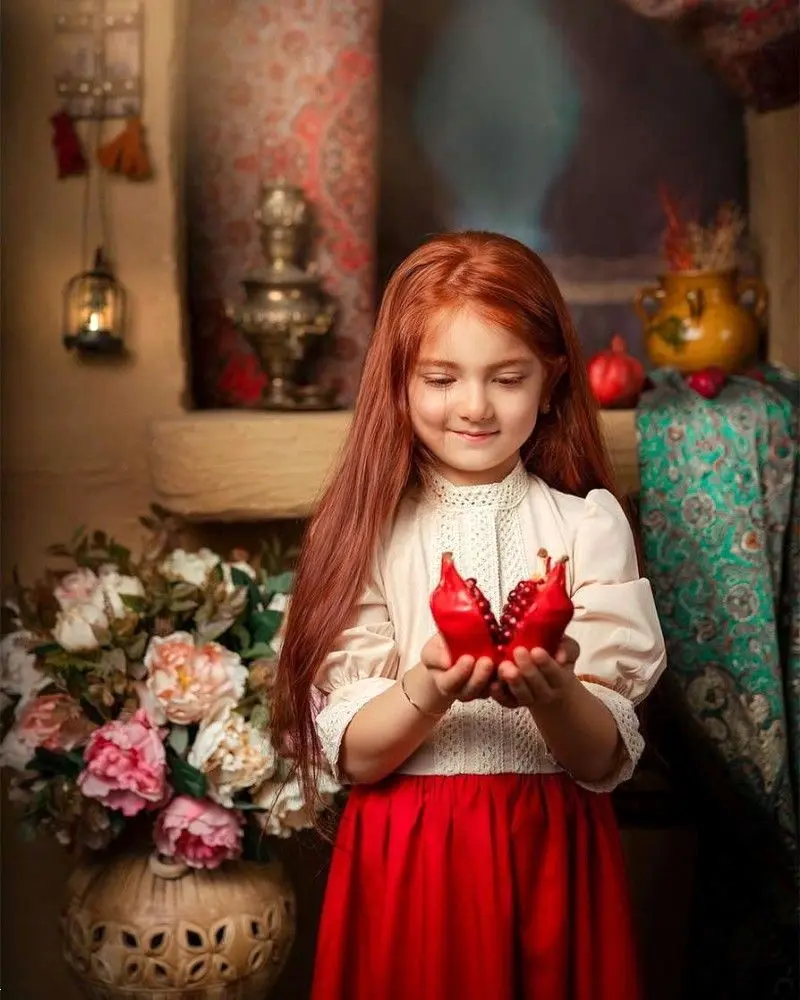 ژست عکس یلدا کودک | ژست عکس شب یلدا 1404 برای کودکان دخترانه و پسرانه آتلیه ای و در خانه