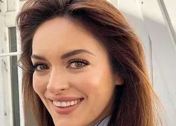 نگاهی به جشن عروسی مجلل و شاهانه  ازگی مولا بازیگر مشهور ترکیه ای / از لباس عروس دنباله دار تا لوکیشین فوق العاده و ویو محشر عروسی لاکچری خانم بازیگر