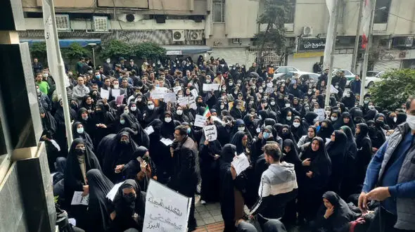 تجمع معترضان آزمون کیفیت بخشی 1403 مقابل وزارت آموزش و پرورش / معترضان: وزارتخانه از پذیرش خطا امتناع می‌کند