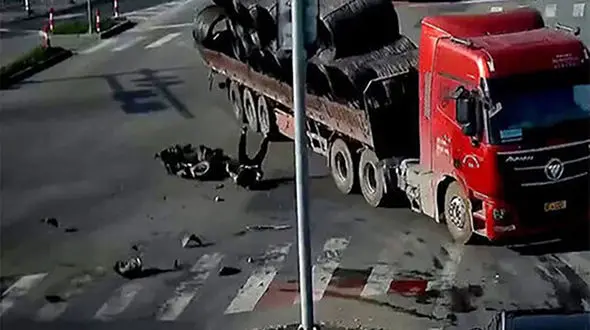 فیلم / کامیون روی موتورسوار افتاد ! / عزرائیل در ثانیه آخر بی خیال شد !