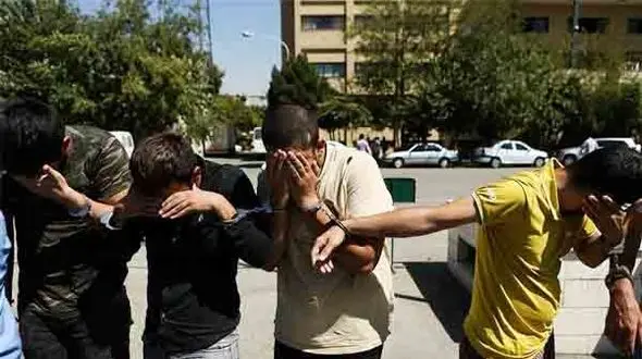 حمله به خانم‌های چادری در تهران + عکس و گفتگو