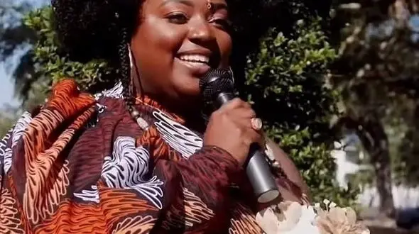 زن 30 ساله با خودش عروسی کرد! / به جای داماد یک آئینه بود