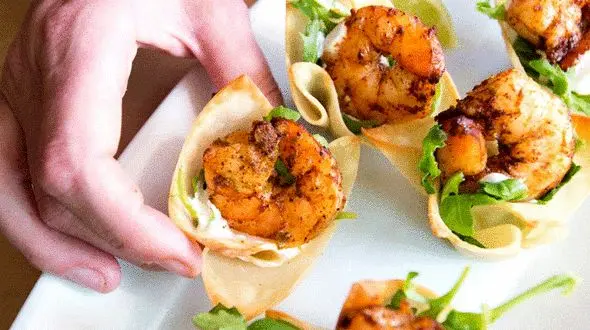 با خمیر یوفکا لقمه های میگو درست کنید