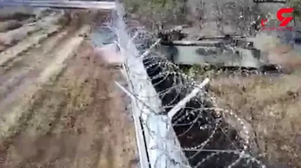وحشت از یک تانک در خیابان های شهر / تانک دیوار فرودگاه را شکافت! + فیلم