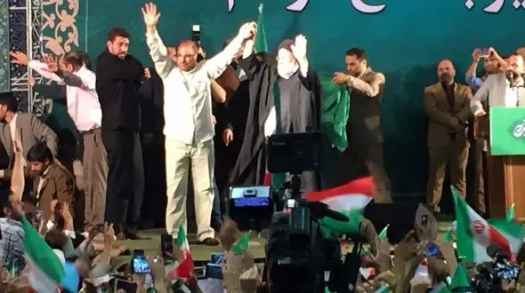 رئیسی دست قالیباف را در مصلی بالا برد+ عکس