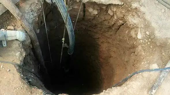 مرگ کارگر در اثر ریزش دیواره چاه در میمه + فیلم