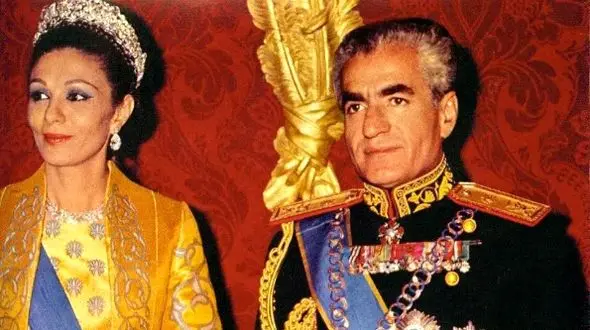 عکس / سفر به ایام قدیم ؛ وقتی محمدرضا پهلوی طاووسی غول پیکر برای لباس فرح کشت/ سال 1346