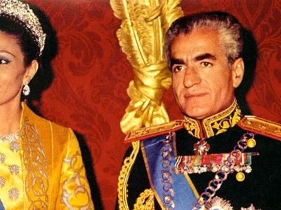 عکس / سفر به ایام قدیم ؛ وقتی محمدرضا پهلوی طاووسی غول پیکر برای لباس فرح کشت/ سال 1346