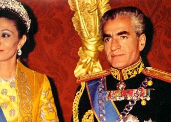 عکس / سفر به ایام قدیم ؛ وقتی محمدرضا پهلوی طاووسی غول پیکر برای لباس فرح کشت/ سال 1346