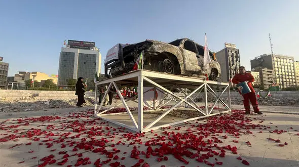 10 عکس حماسی از گلباران آمبولانس شهداى امددگر هلال احمر در میدان هفتم تیر تهران